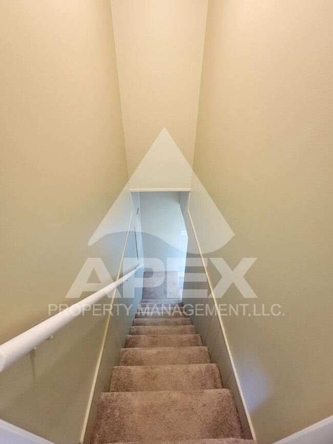 Building Photo - Spacious 3-Bd 2 BA Single Family home w/ B...