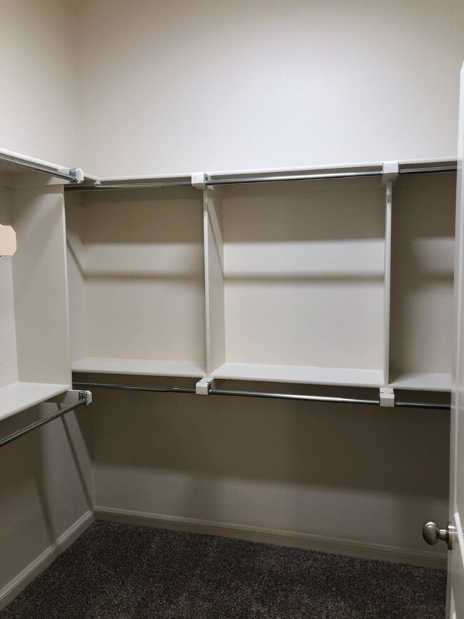 Building Photo - Stunning fully furnished 3 Bed 2.5 bath ho...