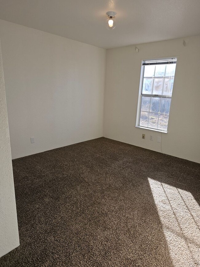 Building Photo - LARGE 4 BED HOME IN HORSESHOE RANCH ESTATES