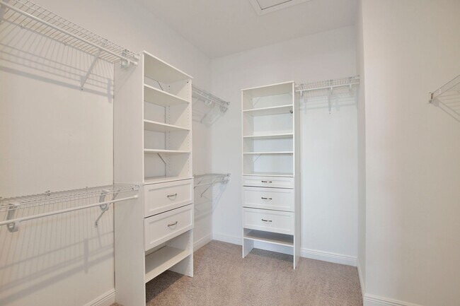 Building Photo - Stunning 3/2.5 Modern Townhome with a Priv...