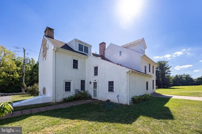 Building Photo - 609 W Lincoln Hwy