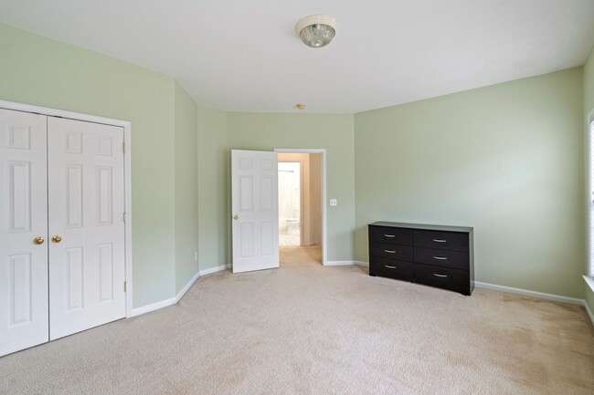 Building Photo - End Unit Townhome - 4 Bedrooms with First ...