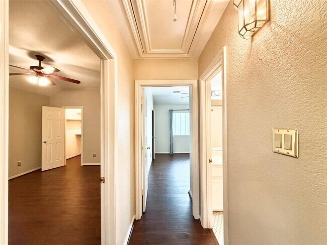 Building Photo - 626 Clarenda Falls Dr