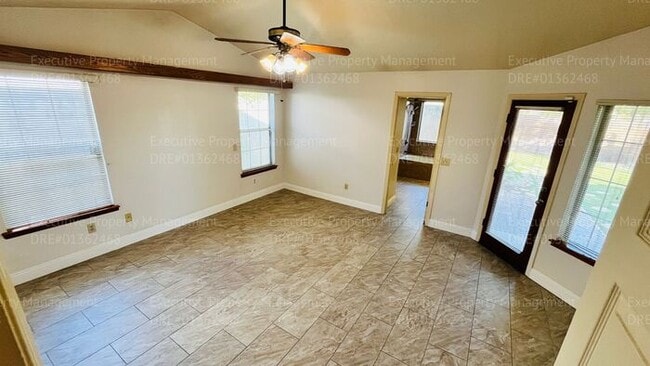 Building Photo - 3 bedroom/ 2 bathroom home located near Old River Rd/ White Ln