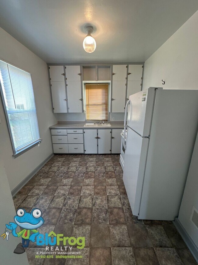 Building Photo - EZ - 402 Duplex