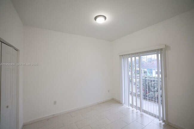 Building Photo - 405 E 7th St