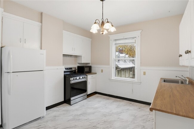 Building Photo - 98 Barrington St