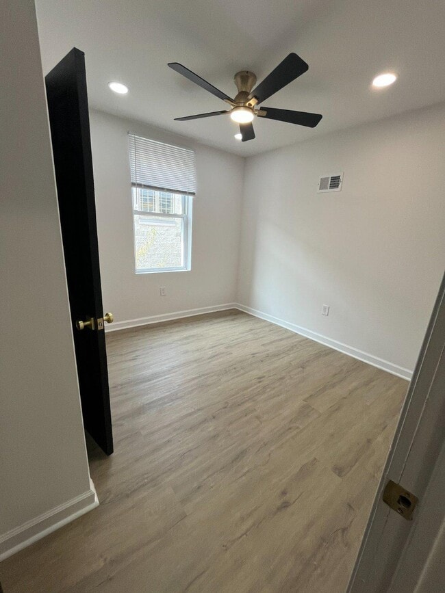 Building Photo - 5856 Walton Ave