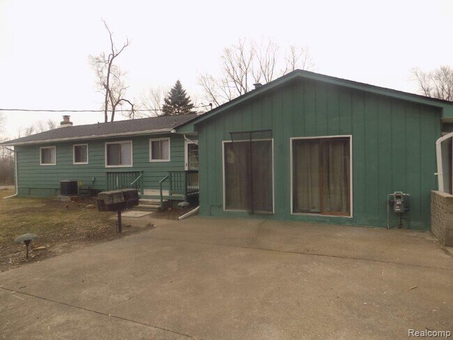 Building Photo - 2821 W Utica Rd