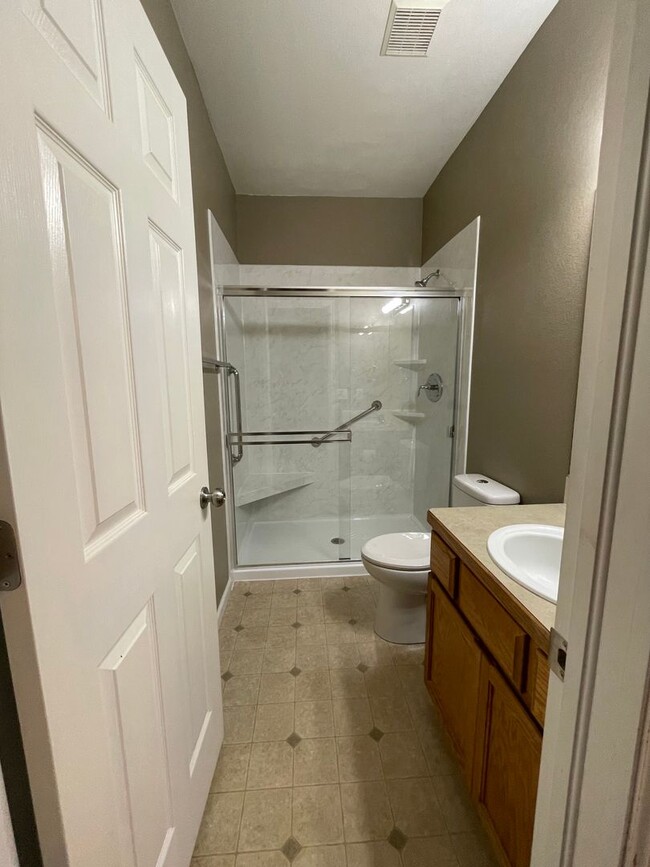 Building Photo - Charming Main Floor Condo in Water Valley