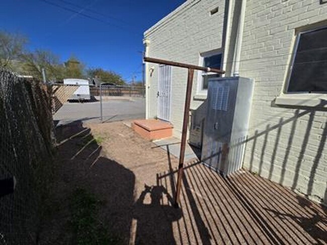 Building Photo - 818 S Arizona Ave