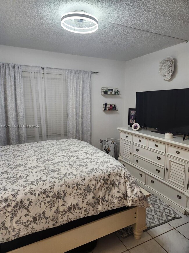 Building Photo - 809 Twin Lakes Dr