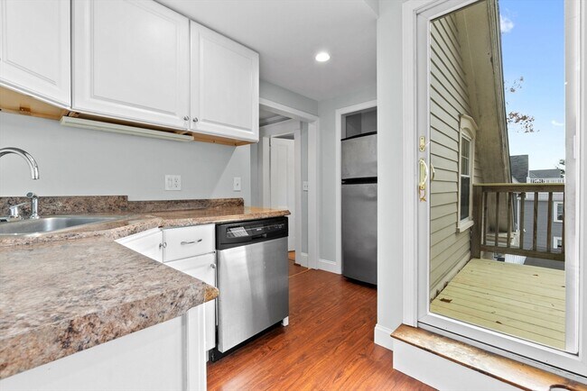 Building Photo - 23 Thorndike St