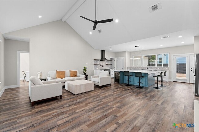 Building Photo - 2204 Magnolia Dr