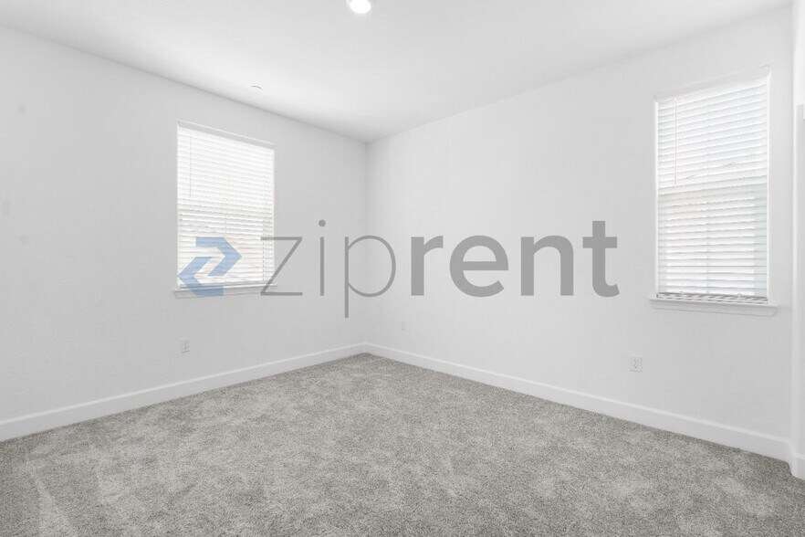 Building Photo - Unit