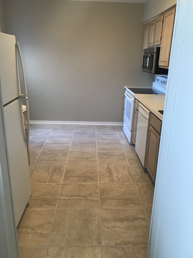 Kitchen ceramic floor - 5219 Le Parc Dr