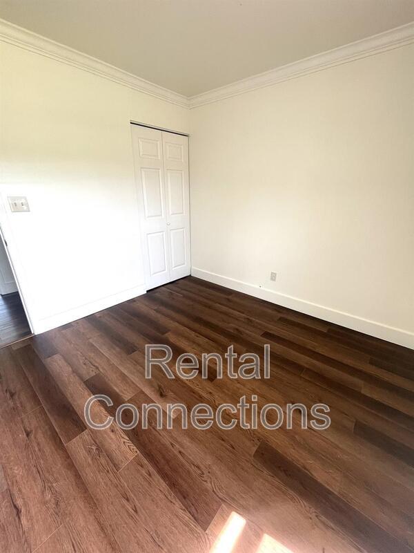 Building Photo - 3300 W Hawthorne Ct