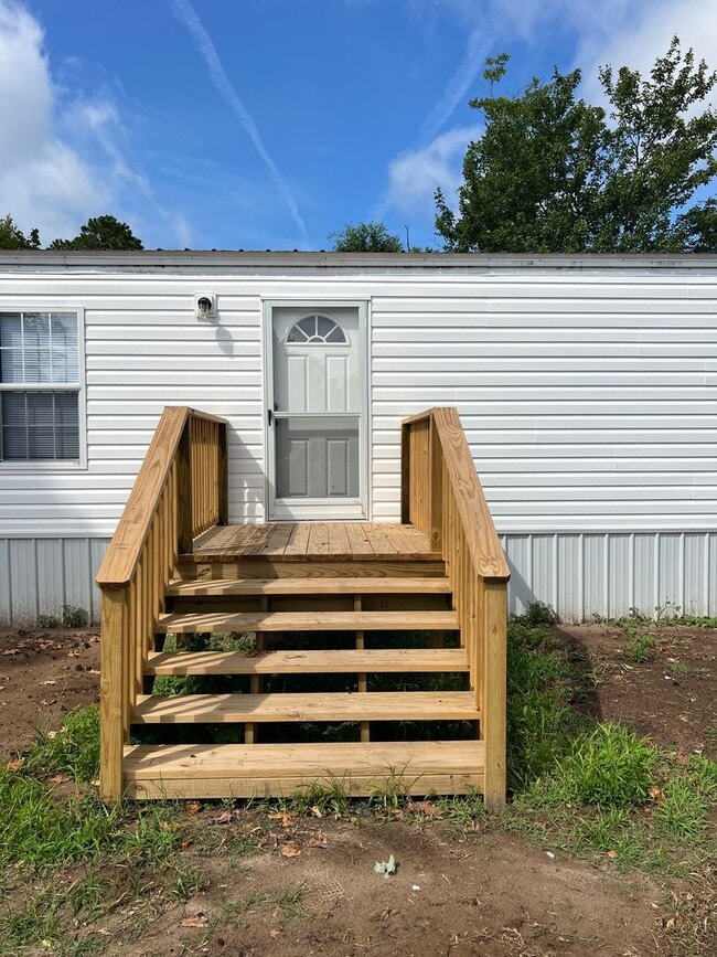 Building Photo - Fully Renovated & Pet Friendly 3 Bedroom, 2 Bathroom Home in Loris – No HOA!