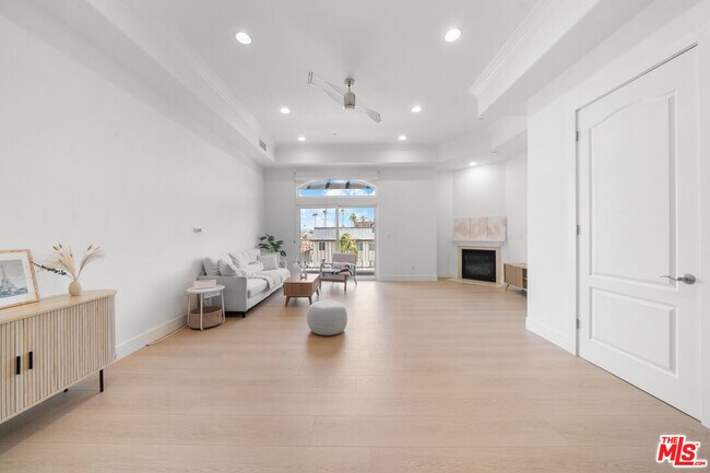 Building Photo - 309 S Mariposa Ave