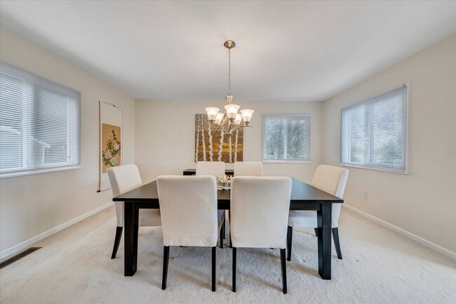 Building Photo - Comfort & Convenience in the Heart of Blacksburg