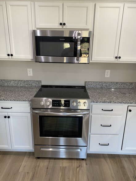 Electric Range/Microwave - 3026 Farmhouse Dr