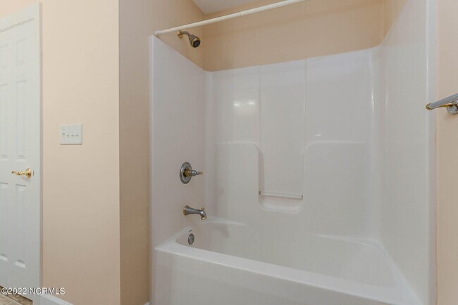 Building Photo - 533 Village Green Dr