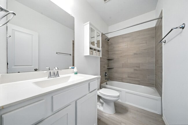 Building Photo - 15011 Old Horseshoe Lake Dr