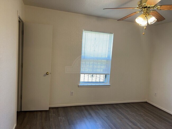 Building Photo - 2601 Lucille Dr
