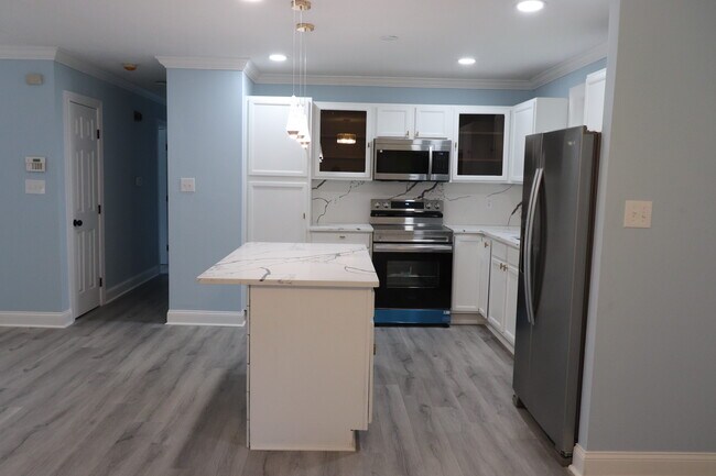 Building Photo - 2116 Trafalgar Dr