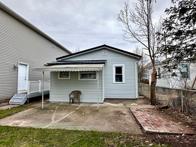 Building Photo - 810 W 2nd St