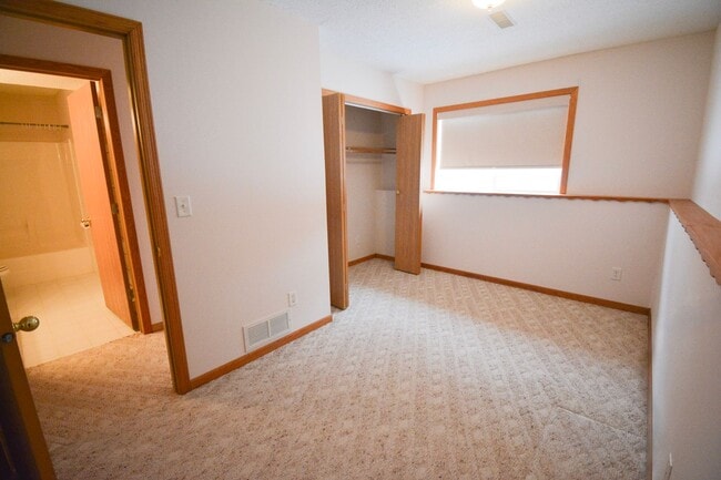 Building Photo - Bright 4 Bed, 2 Bath Home For Rent — Available Now!