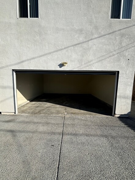 Building Photo - 428 W 109th Pl