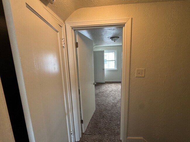 Building Photo - Available NOW! 4 Bed1Full Bath House