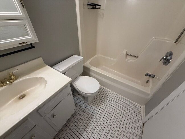 Building Photo - Great 3 bedroom, 1 Bathroom Side by Side T...