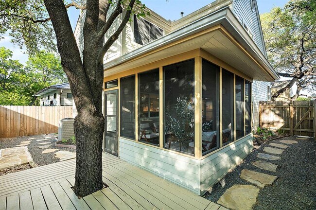 Building Photo - 1702 Newning Ave