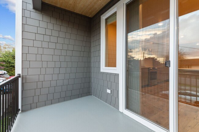 Building Photo - Modern 3 Bedroom Townhome with Designer Finishes in Lynnwood