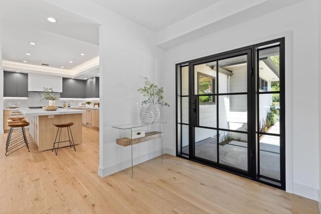 Building Photo - 810 W California Way