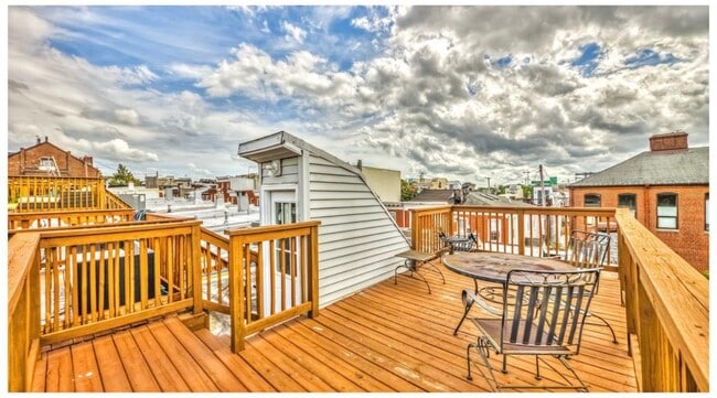 Building Photo - 104 E Clement St