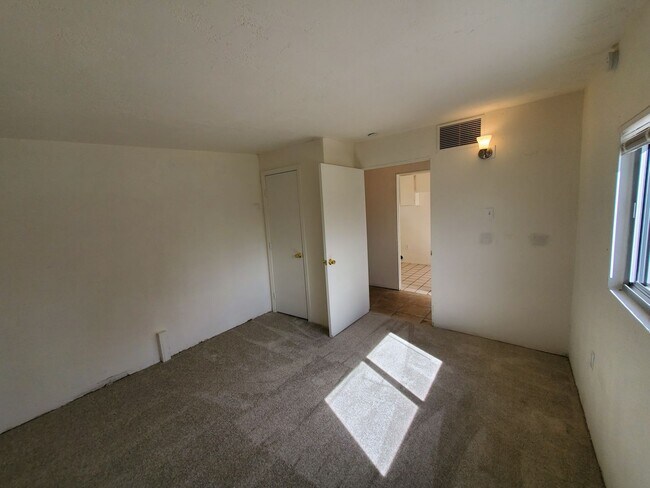 Building Photo - 4 bedrooms and 2 bathrooms with A/C.