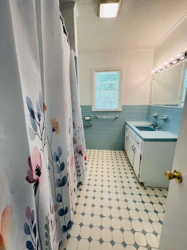 Building Photo - ADORABLE BRICK RANCH IN LAGRANGE *3 BR, 1 BA* NEWLY RENOVATED