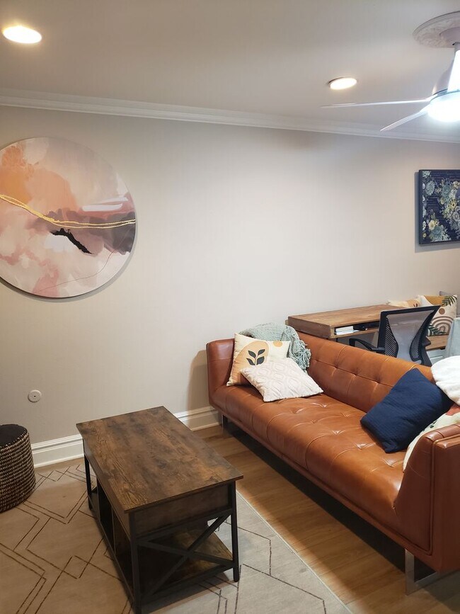 Building Photo - Stylishly Updated 2BR Townhome Near City Park Denver