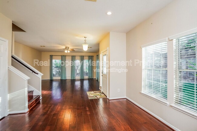 Building Photo - 1719 Village Townhome Dr