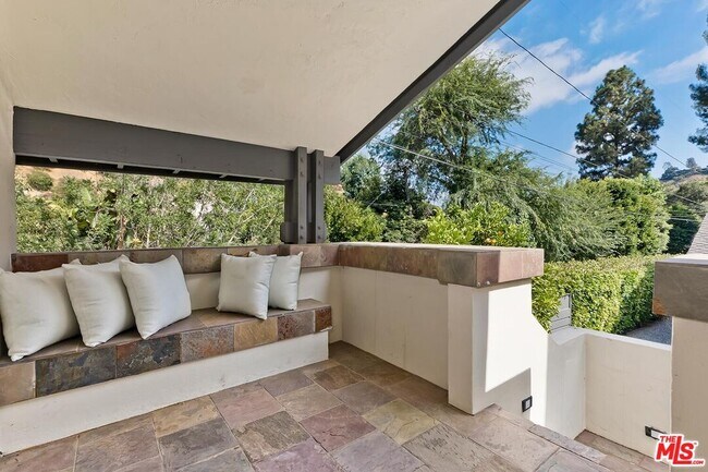 Building Photo - 1847 N Beverly Dr