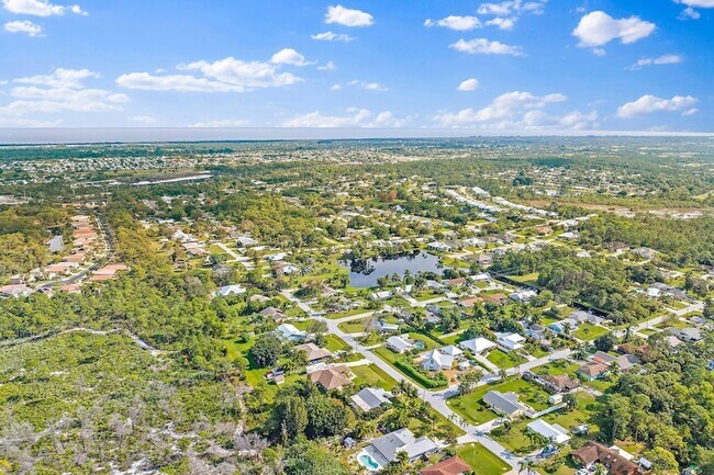 Building Photo - 5854 SE Orange Blossom Trail