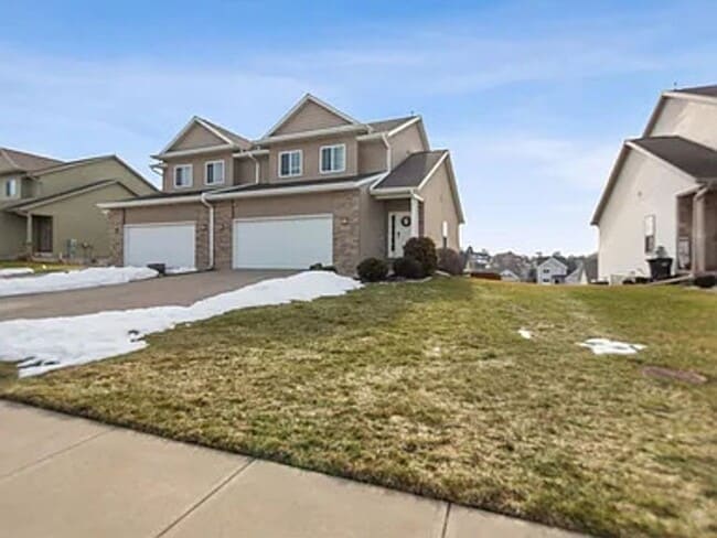 Building Photo - Coralville 4 Bedroom 4 Bath 3 Level Town H...
