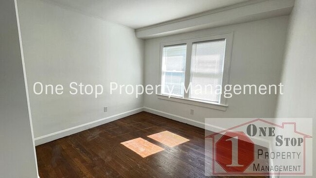 Building Photo - Charming 3 Bed, 1.5 Bath Home with Charact...
