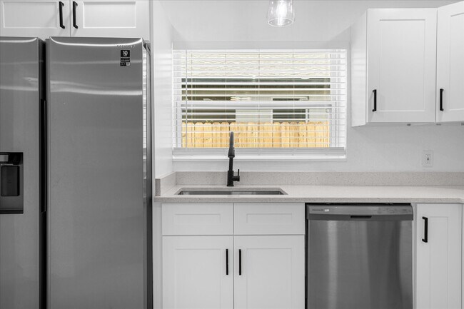 Building Photo - 812 W Miller St