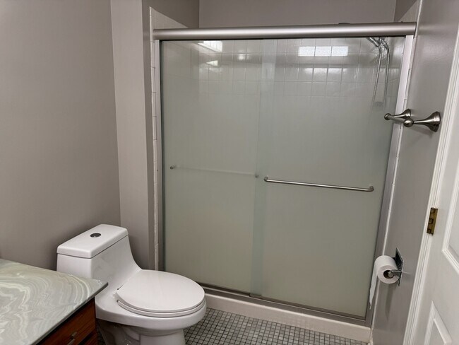 Building Photo - 2404 Kenmore Ct