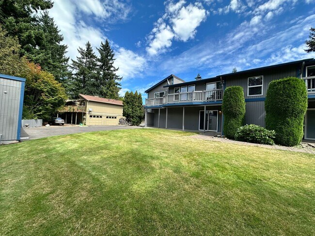 Building Photo - Beautiful well Maintained Duplex for rent