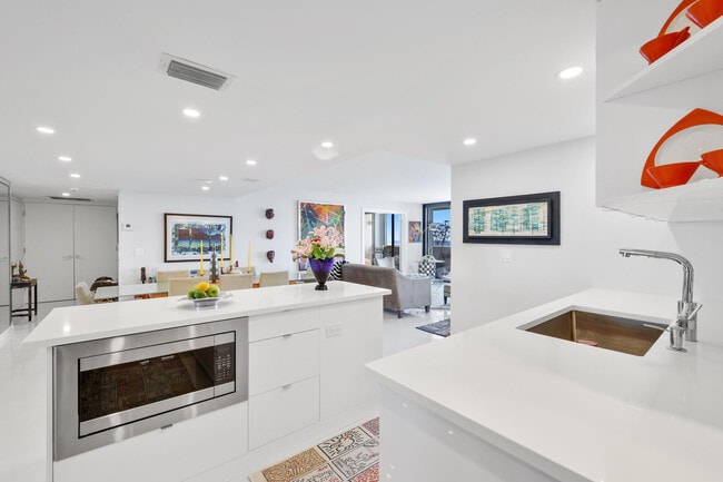 Building Photo - 5600 N Flagler Dr